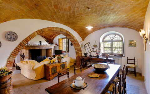 Villa Scianellone: Mesa, Propiedad, Mueble, Sofá, Madera, Diseño De Interiores, Silla, Planta, Sala, Techo