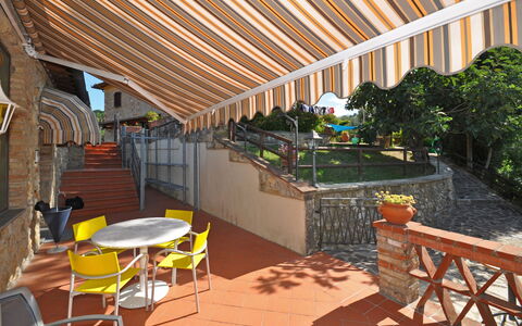 Poggiluglio: Propiedad, Edificio, Patio, Bienes Raíces, Habitación, Casa, Porche, Patio Interior, Sombra, Techo