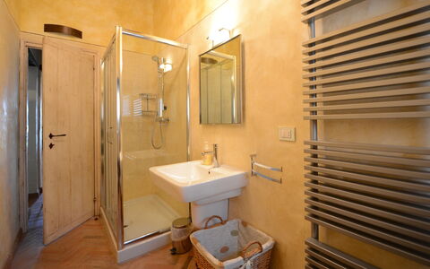 Villa Agazzi: Baño, Habitación, Propiedad, Edificio, Diseño De Interiores, Arreglo De Tubería, Arquitectura, Suelo, Mueble, Bienes Raíces