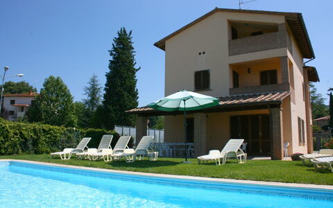 Casa Clementina: Agua, Planta, Edificio, Cielo, Piscina, Sombra, Ventana, Mueble Para Exteriores, Casa, Árbol