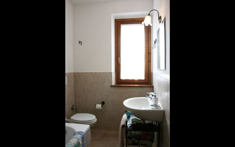 Casa Clementina: Baño, Habitación, Propiedad, Lavabo Del Baño, Diseño De Interiores, Pared, Mueble De Baño, Edificio, Casa, Casa
