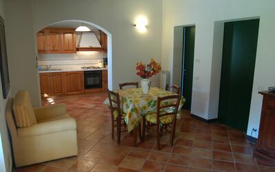 Pietra: Habitación, Propiedad, Edificio, Suelo, Mueble, Diseño De Interiores, Casa, Comedor, Bienes Raíces, Mesa