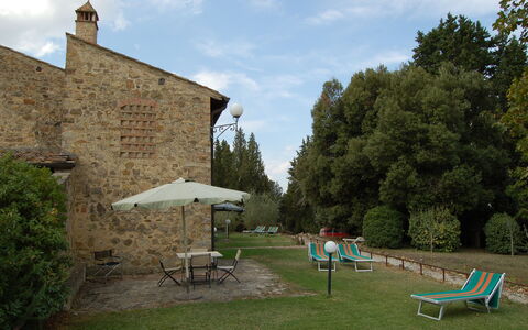 Appartamento Beatrice: Propiedad, Yarda, Casa, Cabaña, Patio Interior, Árbol, Edificio, Hierba, Jardín, Área Rural