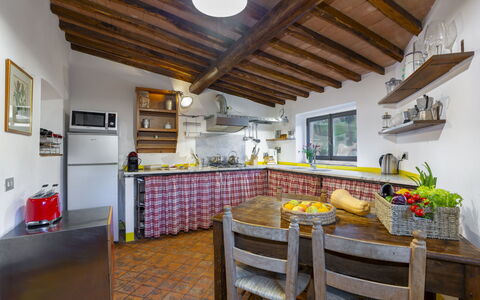 Bigiolo a Melazzano: Marco, Propiedad, Mesa, Gabinetes, Mostrador, Cocina, Madera, Diseño De Interiores, Sala, Arquitectura