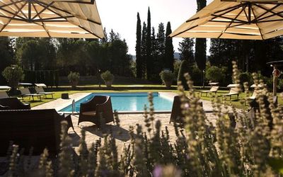 Cerchi: Propiedad, Piscina, Árbol, Casa, Casa, Arquitectura, Ocio, Cielo, Bienes Raíces, Edificio