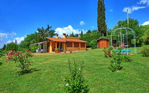 Casa Ovile: Nube, Cielo, Planta, Propiedad, Edificio, Verde, Paisaje Natural, Árbol, El Terreno Del Lote, Casa