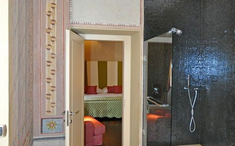 Villa Gubbio: Baño, Habitación, Propiedad, Diseño De Interiores, Edificio, Casa, Suelo, Arquitectura, Bienes Raíces, Mueble