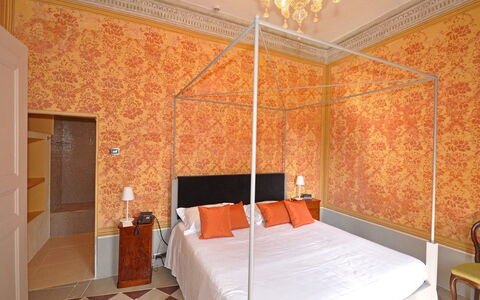 Villa Gubbio: Habitación, Cama, Propiedad, Habitación, Mueble, Diseño De Interiores, Edificio, Pared, Techo, Suite