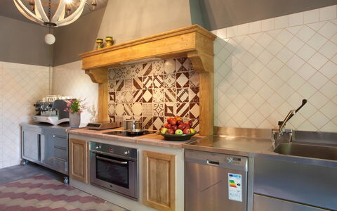 Villa Gubbio: Mostrador, Propiedad, Habitación, Loseta, Cocina, Gabinetes, Diseño De Interiores, Mueble, Suelo, Techo