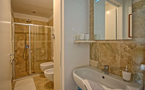 Capannino: Baño, Habitación, Propiedad, Loseta, Bañera, Diseño De Interiores, Edificio, Arreglo De Tubería, Bienes Raíces, Casa