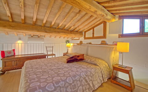 Capannino: Habitación, Cama, Habitación, Mueble, Propiedad, Marco De La Cama, Techo, Edificio, Lecho, Sábana