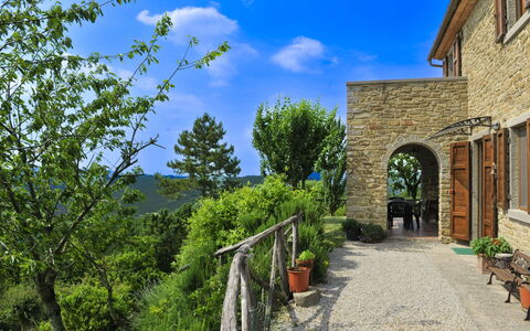 Casetta i Ciliegi: Jardín, Cabaña, Casa De Campo, Sombra, Paisajismo, Inmuebles, Yarda, Patio Interior, Pared De Piedra, Hacienda