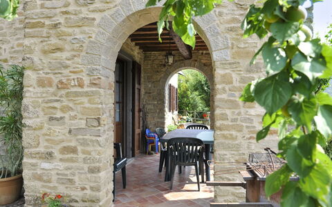 Casetta i Ciliegi: Jardín, Cabaña, Casa De Campo, Sombra, Paisajismo, Inmuebles, Yarda, Patio Interior, Pared De Piedra, Hacienda