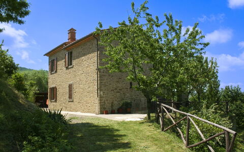 Casetta i Ciliegi: Jardín, Cabaña, Casa De Campo, Sombra, Paisajismo, Inmuebles, Yarda, Patio Interior, Pared De Piedra, Hacienda