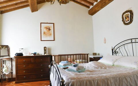 Casetta i Ciliegi: Habitación, Cama, Habitación, Mueble, Propiedad, Sábana, Marco De La Cama, Lecho, Techo, Diseño De Interiores