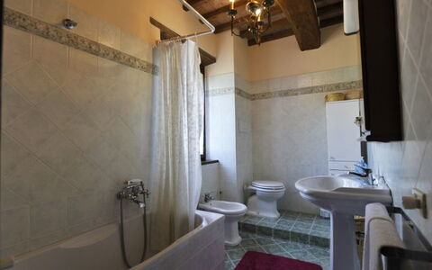 Casetta i Ciliegi: Baño, Propiedad, Habitación, Diseño De Interiores, Edificio, Arquitectura, Arreglo De Tubería, Casa, Bienes Raíces, Lavabo