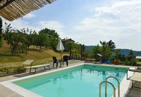 Casetta i Ciliegi: Agua, Nube, Cielo, Planta, Propiedad, Piscina, Edificio, Azur, Árbol, Sombra