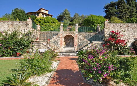 Villa Camaiore: Propiedad, Jardín, Pared, Edificio, Botánica, Yarda, Casa, Paisaje, Paisajismo, Planta
