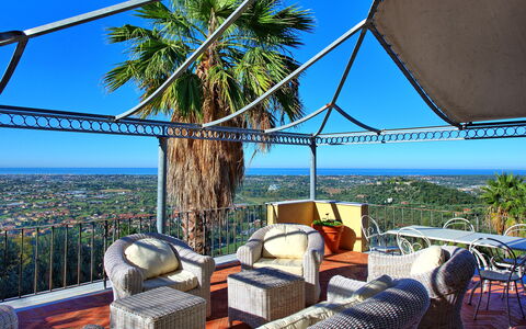 Villa Camaiore: Propiedad, Cielo, Habitación, Bienes Raíces, Árbol, Vacaciones, Casa, Edificio, Mueble, Ocio