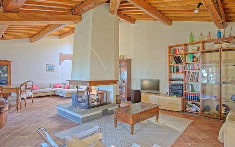 Villa Camaiore: Habitación, Propiedad, Sala, Edificio, Diseño De Interiores, Casa, Mueble, Suelo, Bienes Raíces, Desván