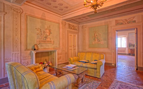 Villa Camaiore: Habitación, Propiedad, Mueble, Diseño De Interiores, Edificio, Techo, Pared, Casa, Sala, Habitación