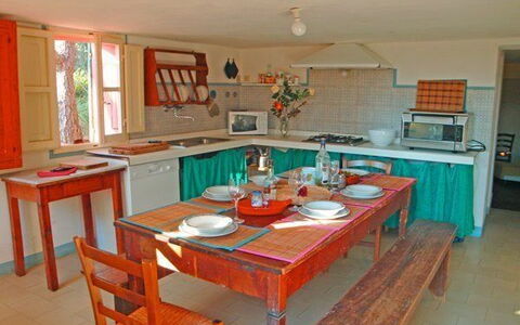 Casamare: Habitación, Propiedad, Mueble, Cocina, Edificio, Casa, Suelo, Mesa, Gabinetes, Bienes Raíces