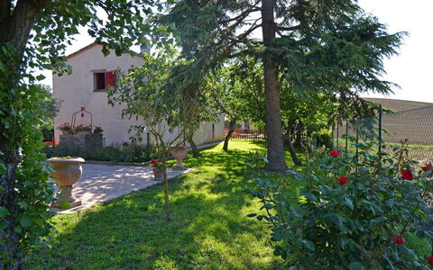 Casa Laura: Propiedad, Yarda, Casa, Jardín, Patio Interior, Árbol, Casa, Edificio, Bienes Raíces, Cabaña