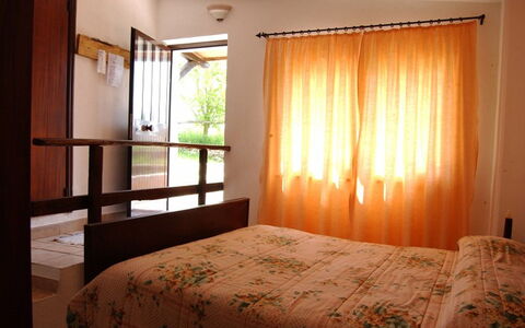 Funghi 2: Habitación, Habitación, Cama, Propiedad, Mueble, Cortina, Diseño De Interiores, Tratamiento De La Ventana, Marco De La Cama, Sábana