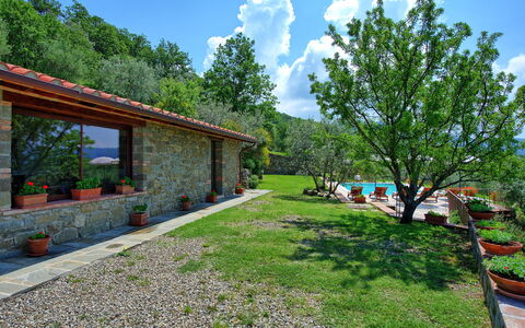 Villa Noceta: Propiedad, Yarda, Casa, Bienes Raíces, Casa, Árbol, Hierba, Edificio, Arquitectura, Jardín