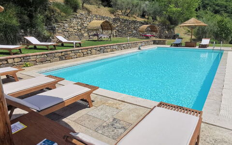 Villa Noceta: Agua, Piscina, Propiedad, Planta, Edificio, Azur, Mueble Para Exteriores, Sombra, Ocio, Silla