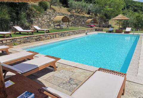 Villa Noceta: Agua, Piscina, Propiedad, Planta, Edificio, Azur, Mueble Para Exteriores, Sombra, Ocio, Silla