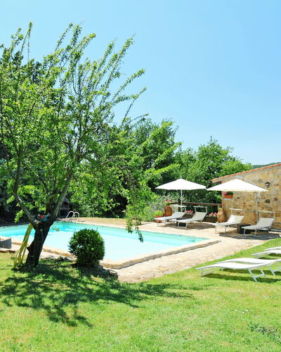 Casale Verciano: Propiedad, Casa, Paisaje Natural, Hierba, Árbol, Bienes Raíces, Edificio, Inmuebles, Piscina, Paisaje