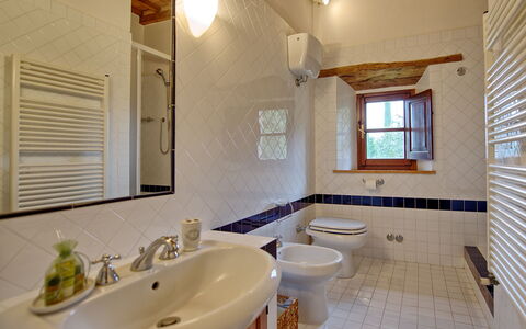 Villa Montalcino: Baño, Habitación, Propiedad, Diseño De Interiores, Edificio, Lavabo, Bienes Raíces, Casa, Suelo, Casa