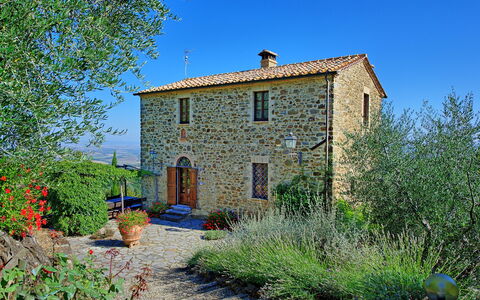 Villa Montalcino: Propiedad, Casa, Azul, Cabaña, Edificio, Bienes Raíces, Casa De Campo, Área Rural, Pared, Casa