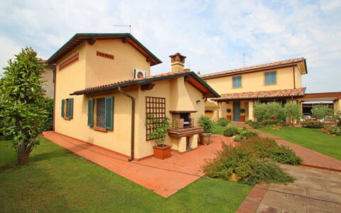 Casa Daniela: Barrio Residencial, Techo, Casa, Casa, Arbusto, Jardín, Inmuebles, Cabaña, Hacienda, Paisajismo