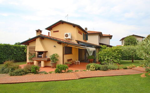 Casa Daniela: Barrio Residencial, Arbusto, Casa, Techo, Casa, Jardín, Yarda, Hacienda, Sombra