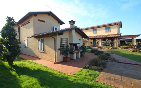 Casa Daniela: Barrio Residencial, Casa, Techo, Arbusto, Casa, Jardín, Inmuebles, Hacienda, Paisajismo, Yarda