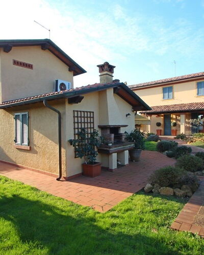 Casa Daniela: Barrio Residencial, Casa, Techo, Arbusto, Casa, Jardín, Inmuebles, Hacienda, Paisajismo, Yarda