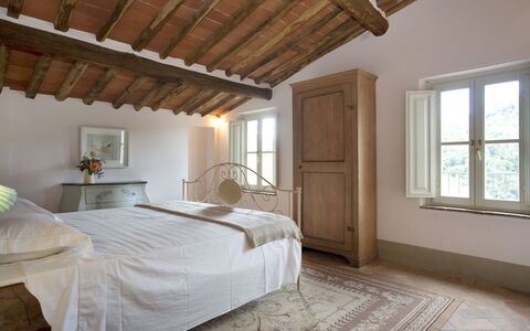 Angeloni: Habitación, Habitación, Propiedad, Mueble, Cama, Techo, Marco De La Cama, Sábana, Suelo, Diseño De Interiores