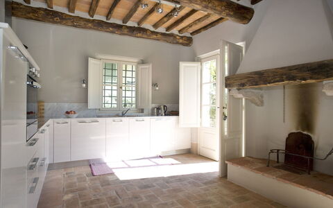 Angeloni: Propiedad, Edificio, Habitación, Techo, Suelo, Diseño De Interiores, Casa, Desván, Arquitectura, Mueble