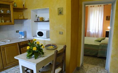 Paggio: Habitación, Propiedad, Amarillo, Edificio, Mueble, Casa, Diseño De Interiores, Mesa, Suelo, Bienes Raíces