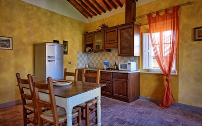 Vescovo: Habitación, Propiedad, Edificio, Mueble, Diseño De Interiores, Casa, Suelo, Bienes Raíces, Mesa, Casa