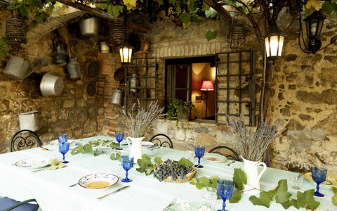 Villa Lorian: Restaurante, Edificio, Habitación, Árbol, Mesa, Casa, Planta, Diseño De Interiores