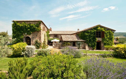 Villa Lorian: Propiedad, Jardín, Casa, Vegetación, Inmuebles, Edificio, Arquitectura, Botánica, Casa, Hierba