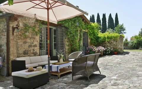 Villa Lorian: Propiedad, Mueble, Patio, Paraguas, Edificio, Patio Interior, Yarda, Habitación, Casa, Patio