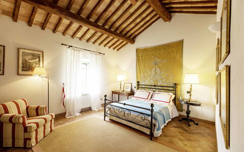 Villa Lorian: Habitación, Habitación, Mueble, Propiedad, Cama, Diseño De Interiores, Edificio, Sábana, Techo, Marco De La Cama