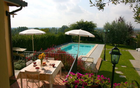 Casina Paradiso: Mesa, Planta, Nube, Mueble, Cielo, Flor, Paraguas, Silla, Sombra, Mueble Para Exteriores