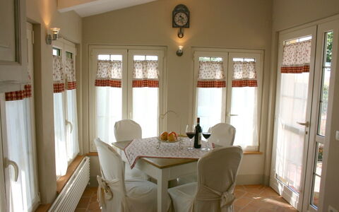 Casina Paradiso: Habitación, Propiedad, Comedor, Diseño De Interiores, Edificio, Casa, Mueble, Bienes Raíces, Casa, Cubiertas De Ventanas