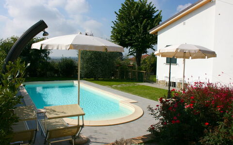 Casina Paradiso: Agua, Planta, Nube, Cielo, Piscina, Paraguas, Árbol, Mueble Para Exteriores, Edificio, Silla