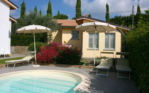Casina Paradiso: Nube, Planta, Agua, Cielo, Edificio, Mueble, Propiedad, Ventana, Silla, Árbol